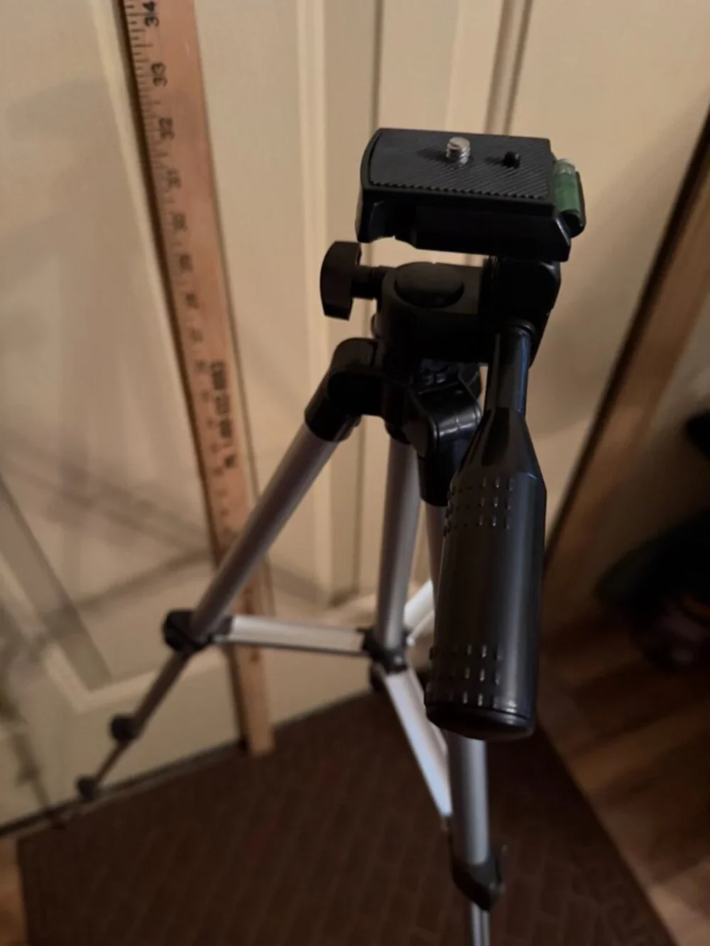AP Ace Pro Series 36” Digital Photo/Video Tripod/swivel W/Carry Case. Good Cond.